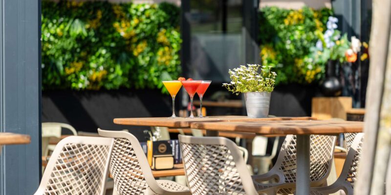 Terras met cocktails bistro de Stadshoeve Zwolle Stadshagen